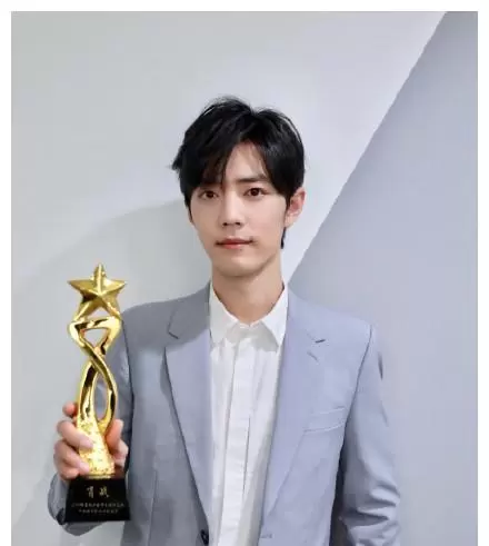 肖战凭《得闲谨制》获第33届北京大学生电影节“最受大学生欢迎年度男演员” 现场图