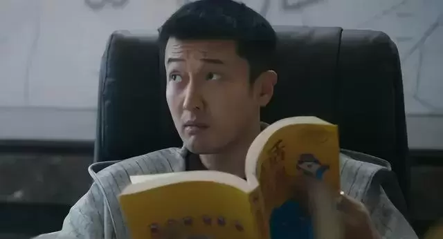 《低智商犯罪》今晚首播：王骁吟诗破案，王传君演蠢萌反派 相关图片
