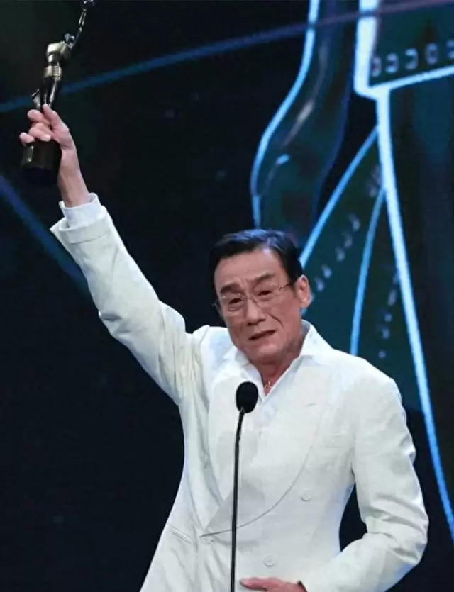 梁家辉凭《捕风追影》第五次获金像奖影帝，68岁创横跨五十年纪录 现场图