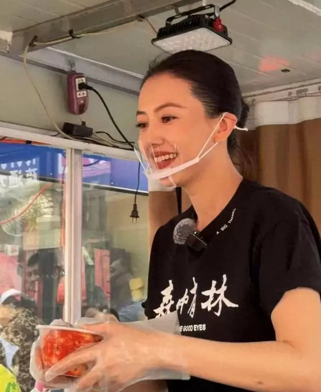 高圆圆沈阳亚明市场摆摊卖辣白菜复刻《森中有林》桥段 现场图