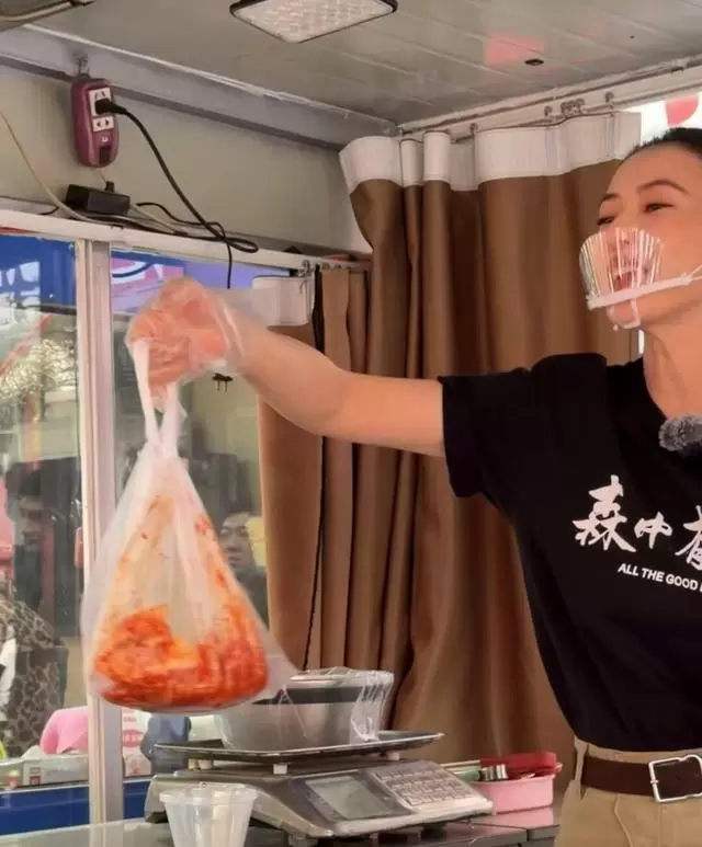 高圆圆沈阳亚明市场摆摊卖辣白菜复刻《森中有林》桥段 相关图片