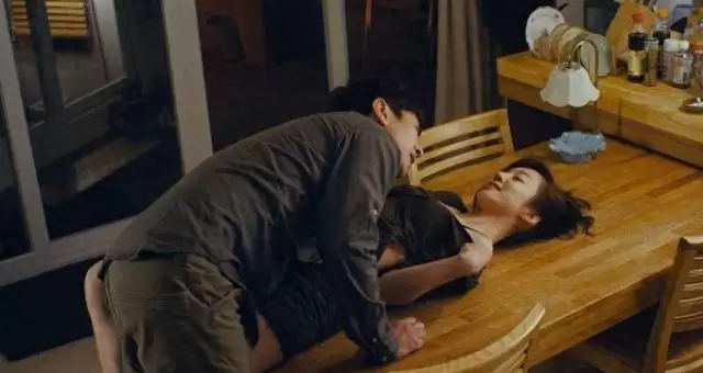 《周末同床》2002年上映，以周末契约关系解构婚姻焦虑 现场图