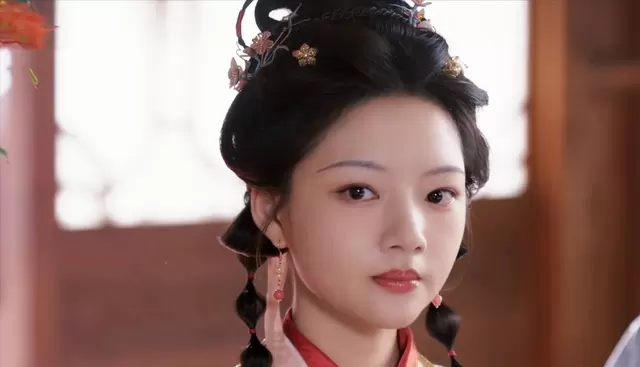 《锦朝》金锁圈道具深意揭晓：一枚首饰背后的纪家权势与女性生存智慧 相关图片